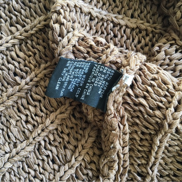 Ribbon Yarn Crochet V-neck with Bell Sleeve - Picture 3 of 4